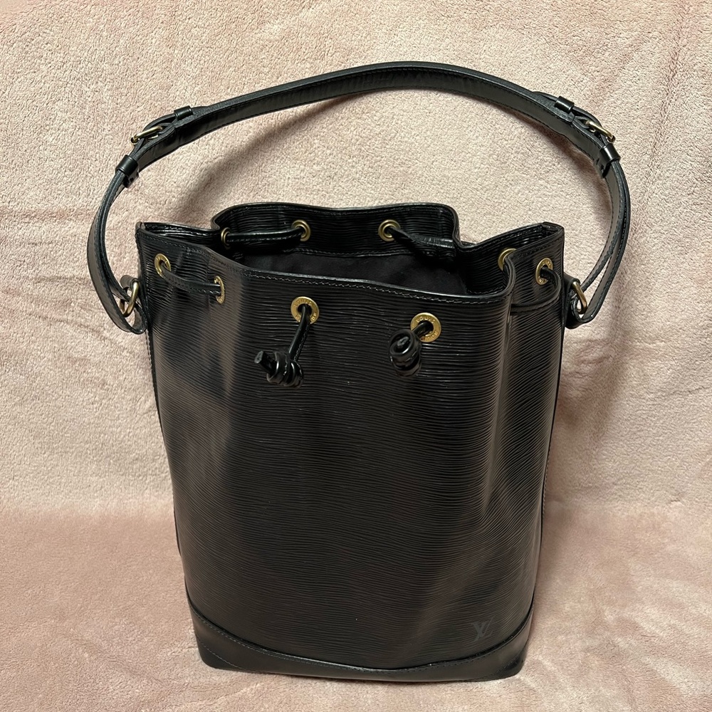 Authentic Louis Vuitton Black Epi Leather Neo Drawstring Bucket Bag